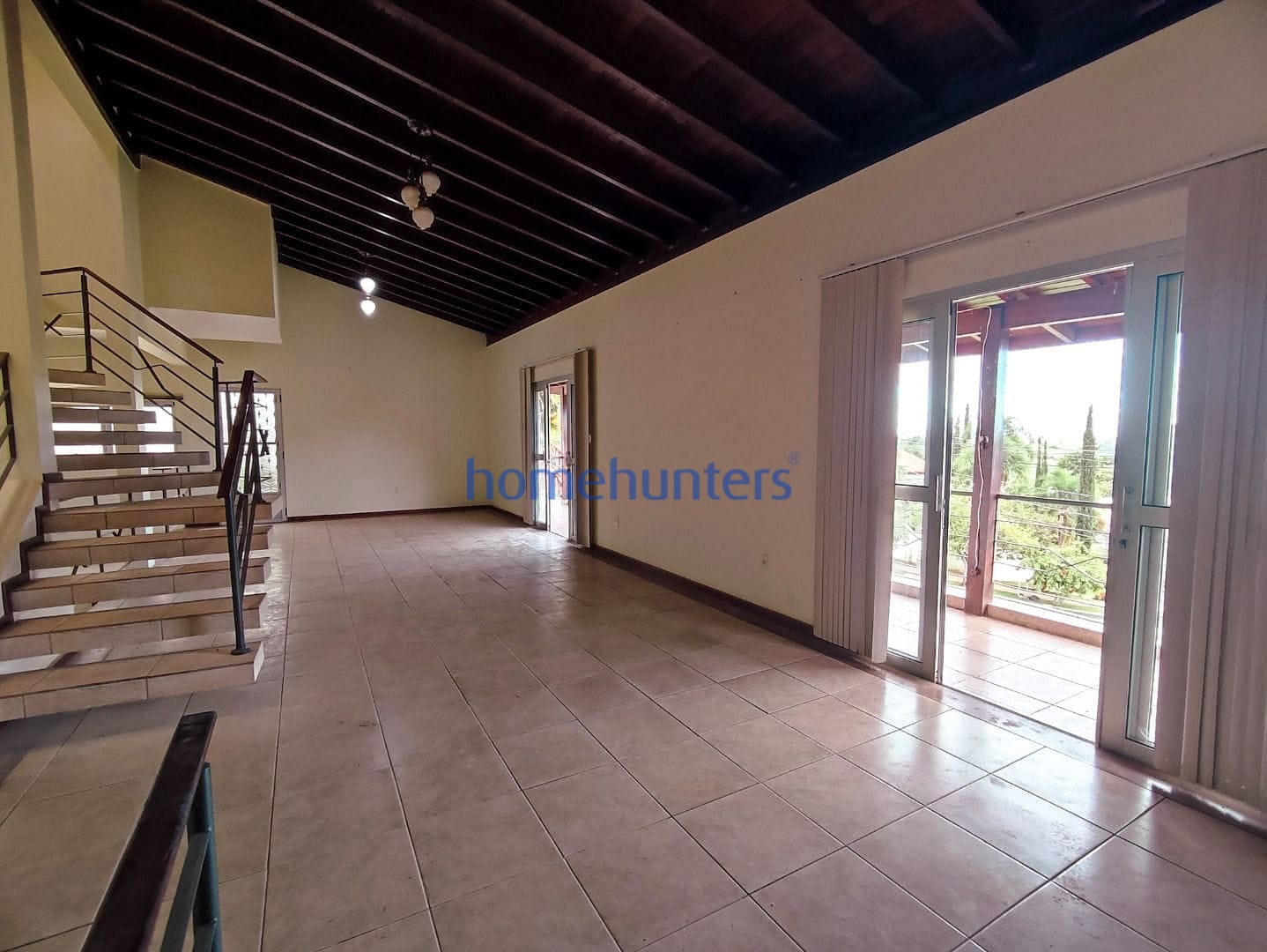 Casa à venda e aluguel com 3 quartos, 385m² - Foto 3