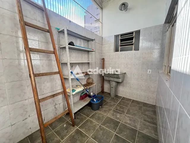 Casa 3 quartos e 2 banheiros, para alugar, no bairro Centro em Ponta Grossa