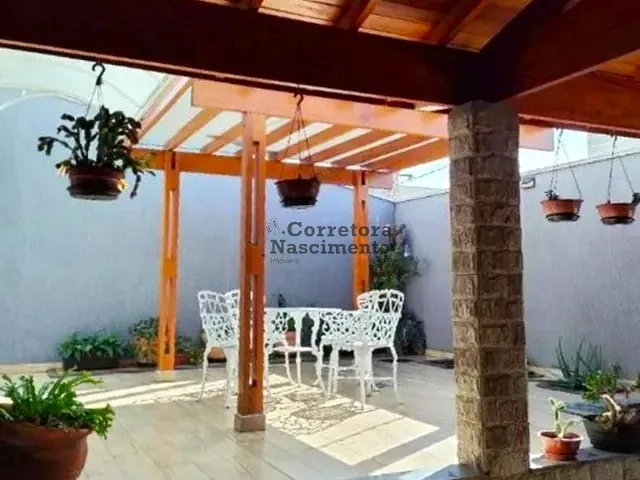 Casa com 250m² 4 quartos e 2 banheiros, à venda, no bairro Loteamento Villa Branca em Jacareí