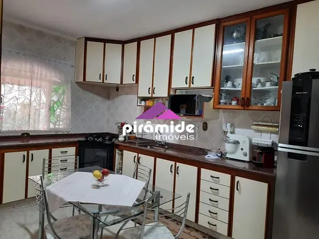 Casa com 250m² 3 quartos e 3 banheiros, à venda, no bairro Vila Antônio Augusto Luiz em Caçapava