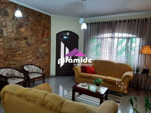 Casa com 250m² 3 quartos e 3 banheiros, à venda, no bairro Vila Antônio Augusto Luiz em Caçapava