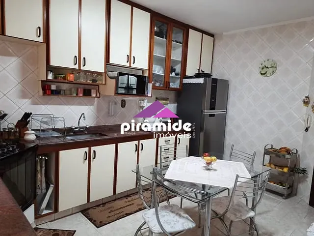 Casa com 250m² 3 quartos e 3 banheiros, à venda, no bairro Vila Antônio Augusto Luiz em Caçapava