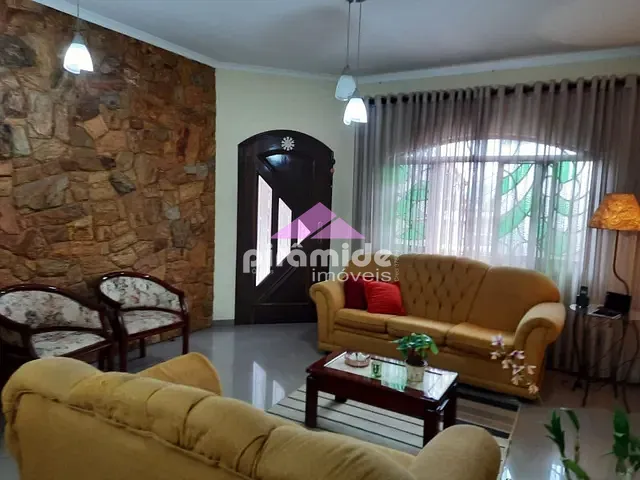 Casa com 250m² 3 quartos e 3 banheiros, à venda, no bairro Vila Antônio Augusto Luiz em Caçapava