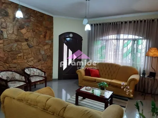 Casa com 250m² 3 quartos e 3 banheiros, à venda, no bairro Vila Antônio Augusto Luiz em Caçapava