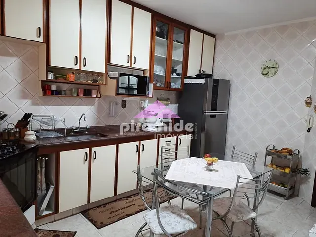 Casa com 250m² 3 quartos e 3 banheiros, à venda, no bairro Vila Antônio Augusto Luiz em Caçapava