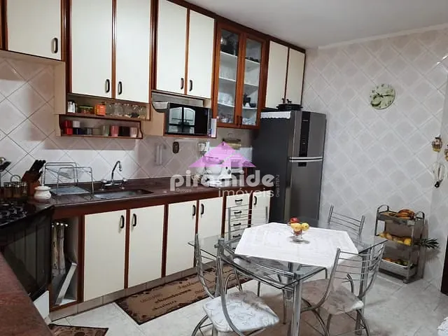 Casa com 250m² 3 quartos e 3 banheiros, à venda, no bairro Vila Antônio Augusto Luiz em Caçapava