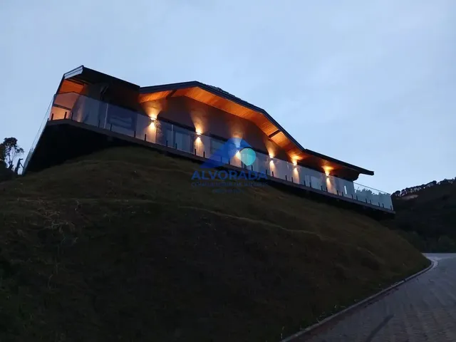 Casa com 10m² 3 quartos e 4 banheiros, à venda, no bairro Parque da Água Santa em Campos Do Jordão