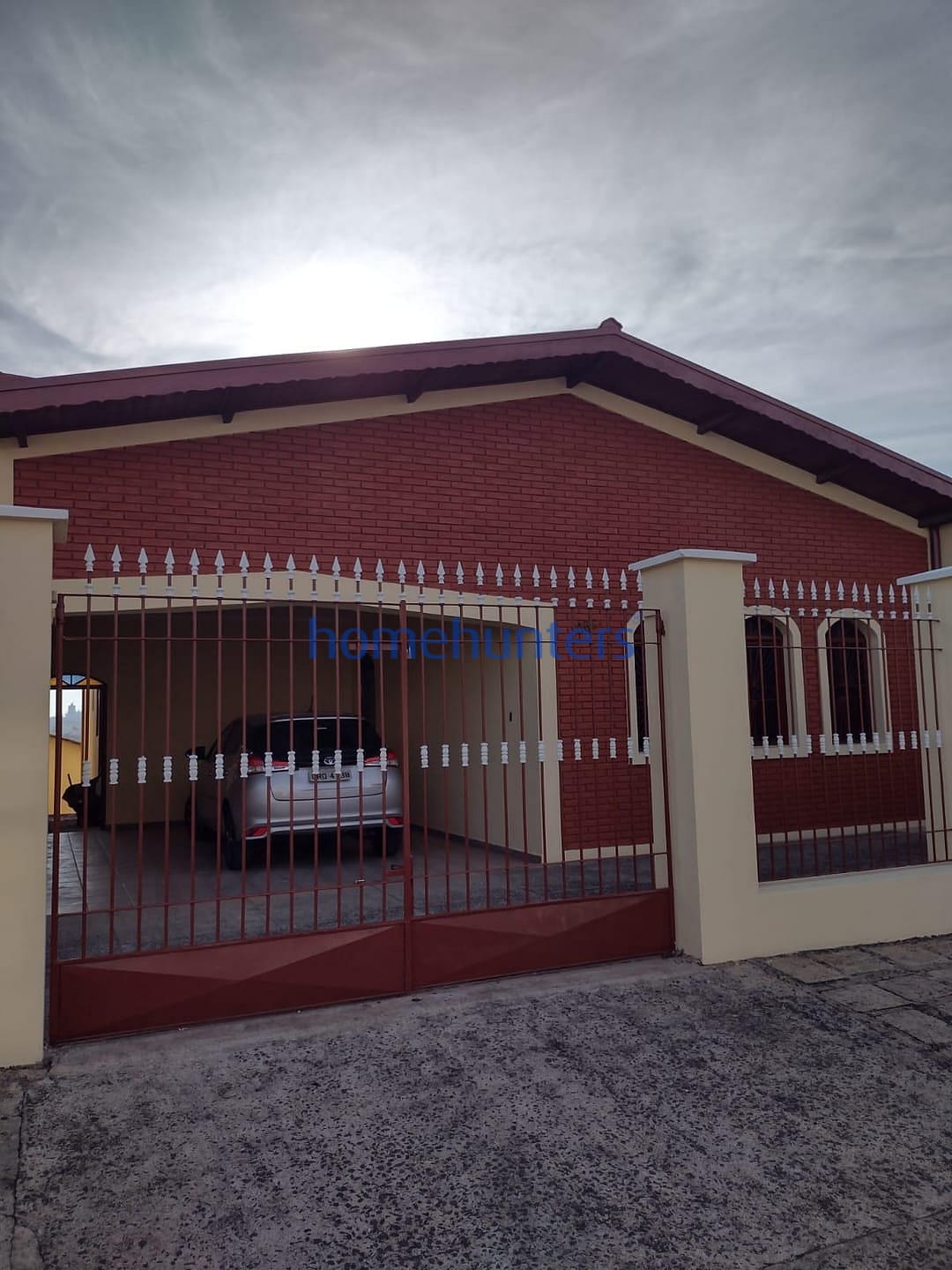 Casa à venda com 4 quartos, 231m² - Foto 1