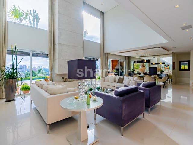 Casa com 1100m² 4 quartos e 6 banheiros, à venda, no bairro Tamboré em Barueri