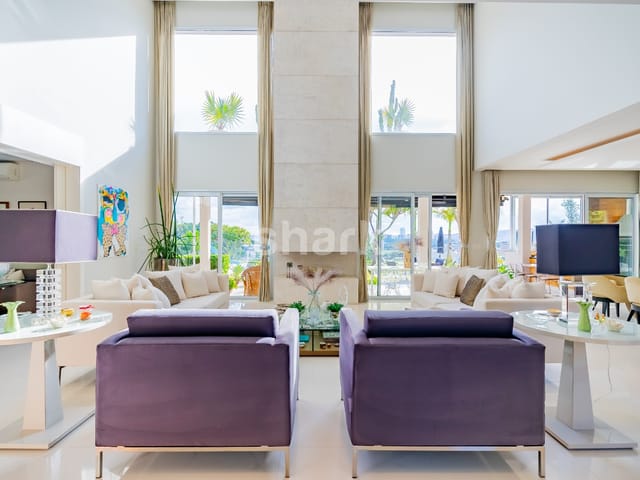Casa com 1100m² 4 quartos e 6 banheiros, à venda, no bairro Tamboré em Barueri