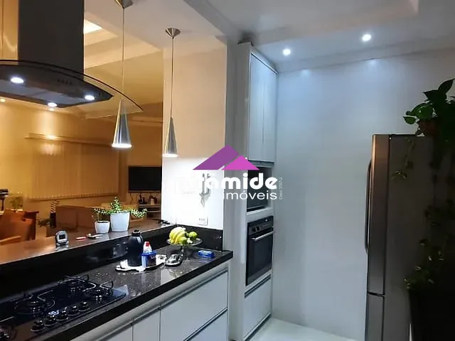 Casa com 360m² 4 quartos e 3 banheiros, à venda, no bairro Jardim Britânia em Caraguatatuba