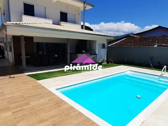 Casa com 360m² 4 quartos e 3 banheiros, à venda, no bairro Jardim Britânia em Caraguatatuba