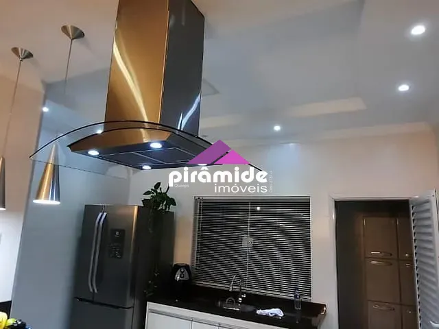 Casa com 360m² 4 quartos e 3 banheiros, à venda, no bairro Jardim Britânia em Caraguatatuba