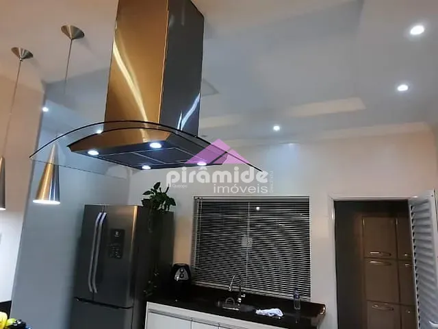Casa com 360m² 4 quartos e 3 banheiros, à venda, no bairro Jardim Britânia em Caraguatatuba