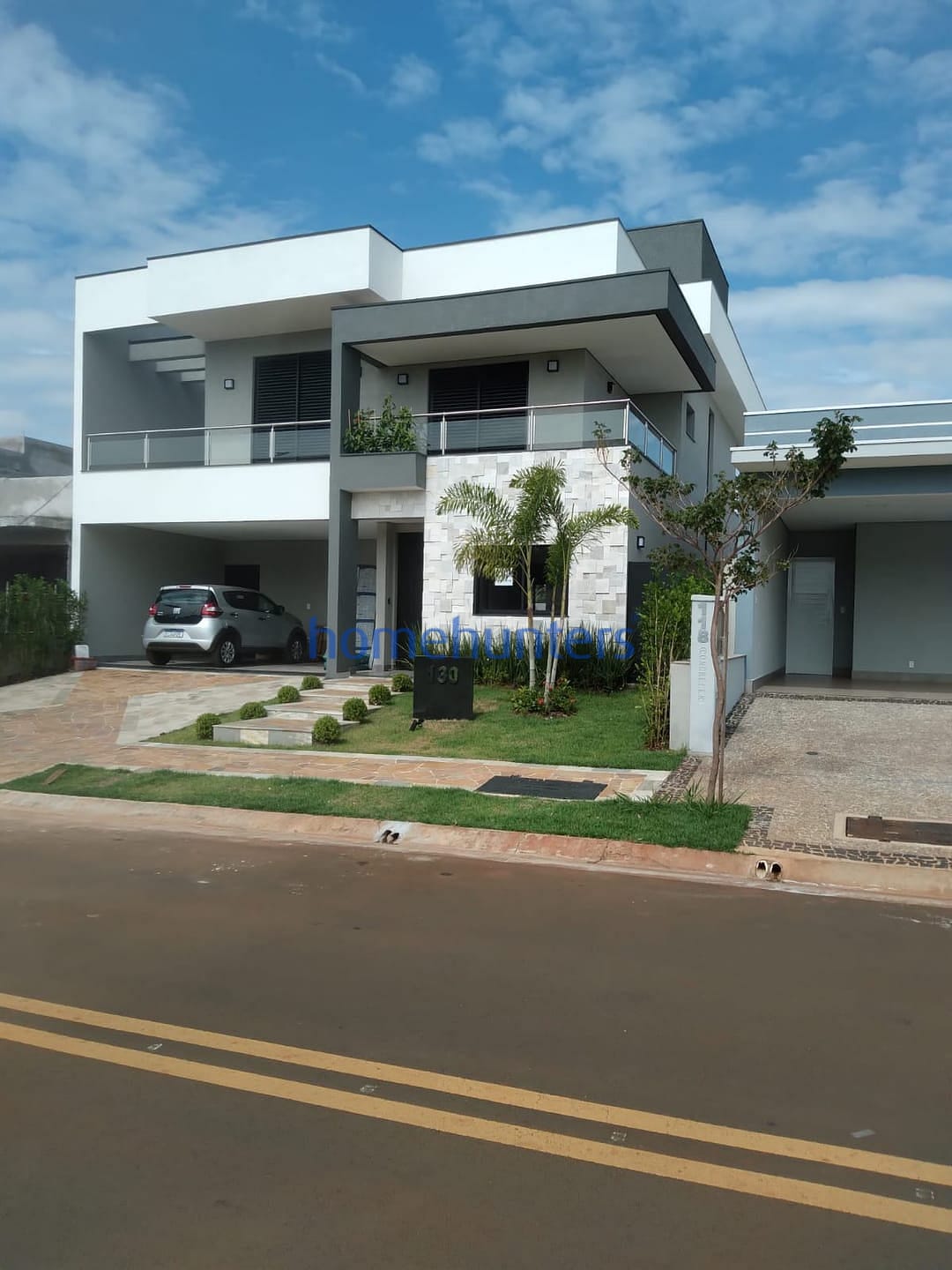 Casa à venda com 3 quartos, 242m² - Foto 1