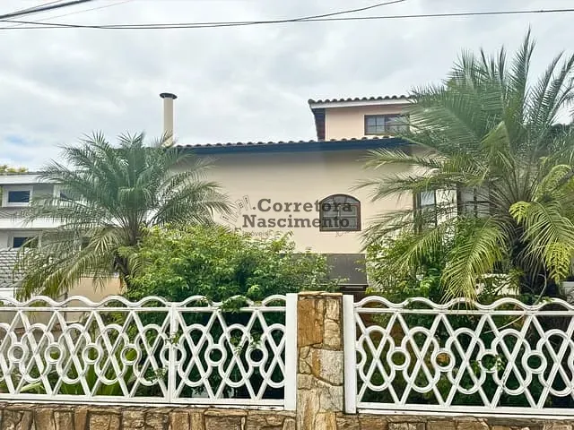 Casa com 375m² 4 quartos e 3 banheiros, para alugar, no bairro Coleginho em Jacareí