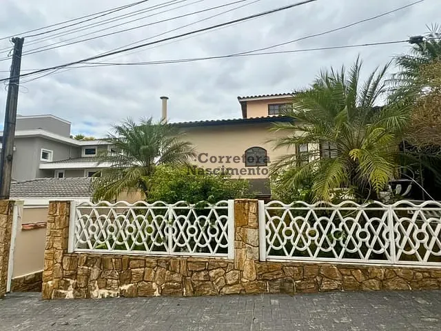 Casa com 375m² 4 quartos e 3 banheiros, para alugar, no bairro Coleginho em Jacareí