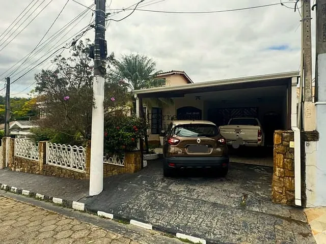 Casa com 375m² 4 quartos e 3 banheiros, para alugar, no bairro Coleginho em Jacareí