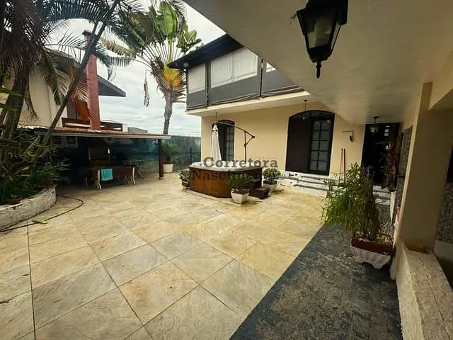 Casa com 375m² 4 quartos e 3 banheiros, para alugar, no bairro Coleginho em Jacareí