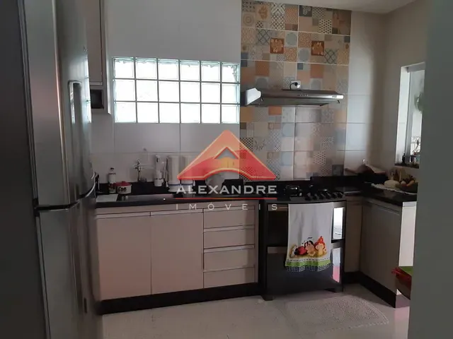 Casa com 250m² 3 quartos e 2 banheiros, à venda, no bairro Jardim Castanheira em São José dos Campos