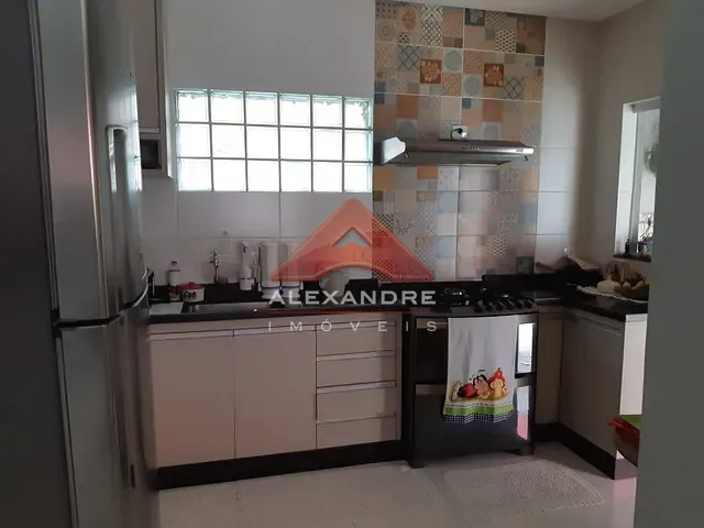 Casa com 250m² 3 quartos e 2 banheiros, à venda, no bairro Jardim Castanheira em São José dos Campos