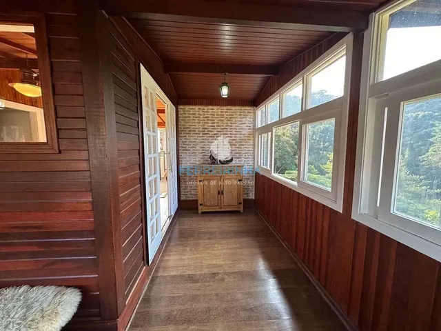 Casa com 10m² 4 quartos e 5 banheiros, à venda, no bairro 160 em Campos Do Jordão