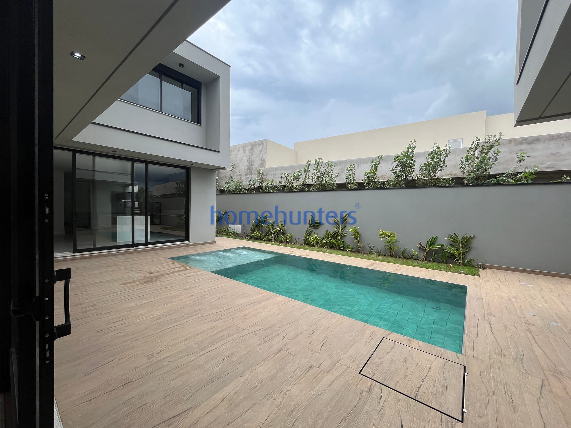 Casa à venda e aluguel com 4 quartos, 560m² - Foto 1