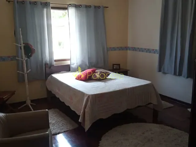 Casa com 823m² 4 quartos e 7 banheiros, à venda, no bairro Parque São Benedito em Pindamonhangaba