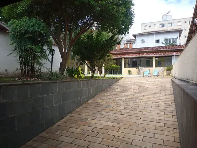 Casa com 823m² 4 quartos e 7 banheiros, à venda, no bairro Parque São Benedito em Pindamonhangaba
