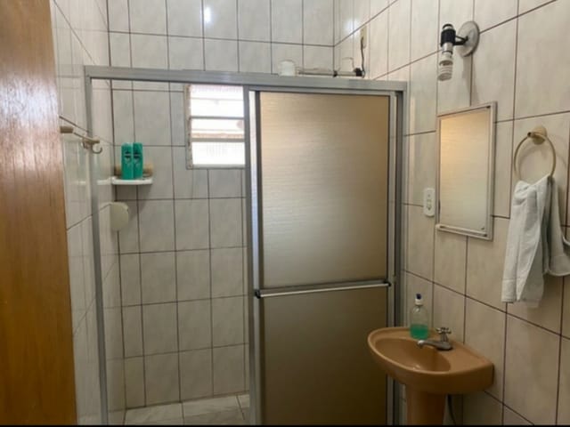 Casa com 250m² 3 quartos e 2 banheiros, à venda, no bairro Azeredo em Pindamonhangaba