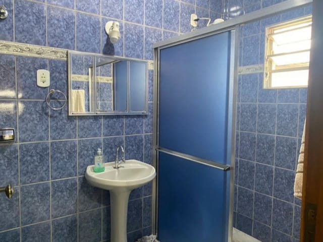 Casa com 250m² 3 quartos e 2 banheiros, à venda, no bairro Azeredo em Pindamonhangaba