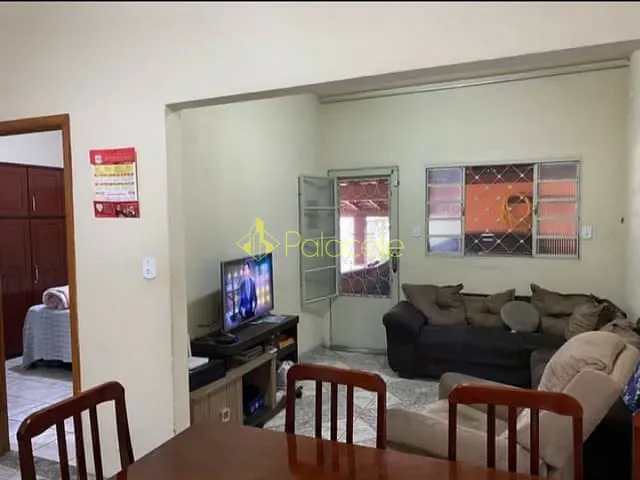 Casa com 250m² 3 quartos e 2 banheiros, à venda, no bairro Azeredo em Pindamonhangaba