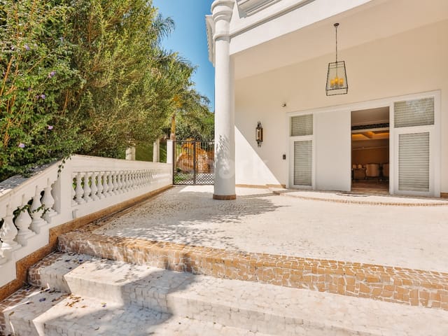 Casa com 897m² 4 quartos e 7 banheiros, à venda, no bairro Alphaville em Santana de Parnaíba