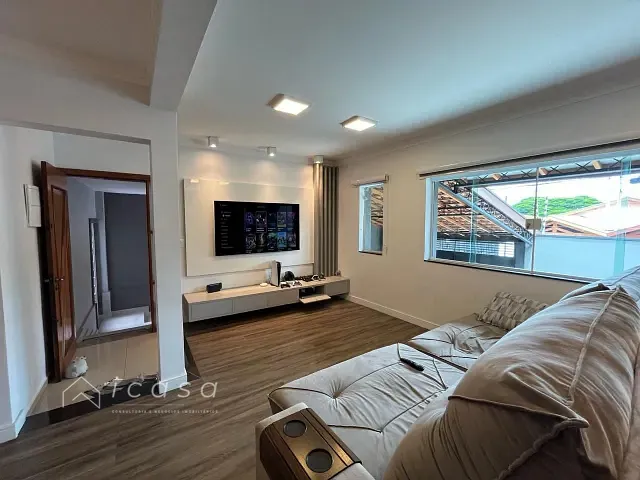 Casa com 300m² 3 quartos e 3 banheiros, à venda ou para alugar, no bairro Parque Industrial em São José dos Campos