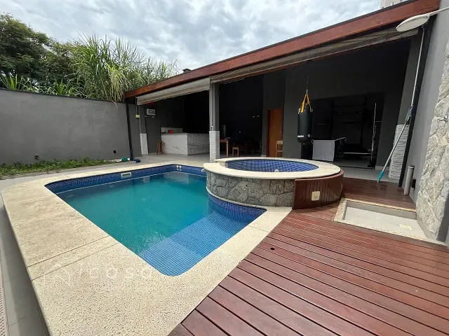 Casa com 300m² 3 quartos e 3 banheiros, à venda ou para alugar, no bairro Parque Industrial em São José dos Campos