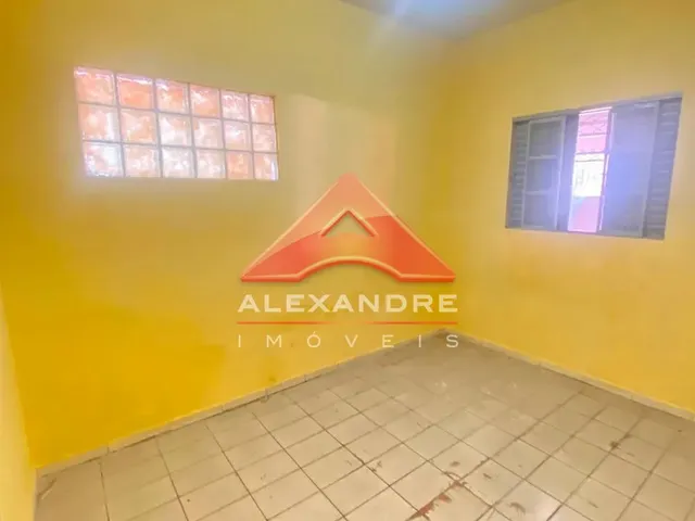 Casa com 30m² 1 quarto e 1 banheiro, para alugar, no bairro Jardim Ismênia em São José Dos Campos