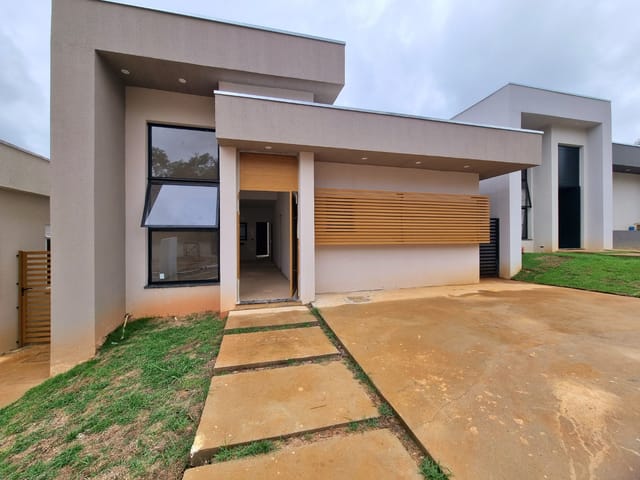 Casa com 250m² 3 quartos e 1 banheiro, à venda, no bairro Parque Lago Azul em Pindamonhangaba