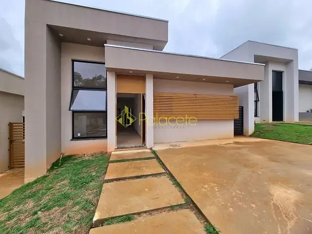 Casa com 250m² 3 quartos e 1 banheiro, à venda, no bairro Parque Lago Azul em Pindamonhangaba