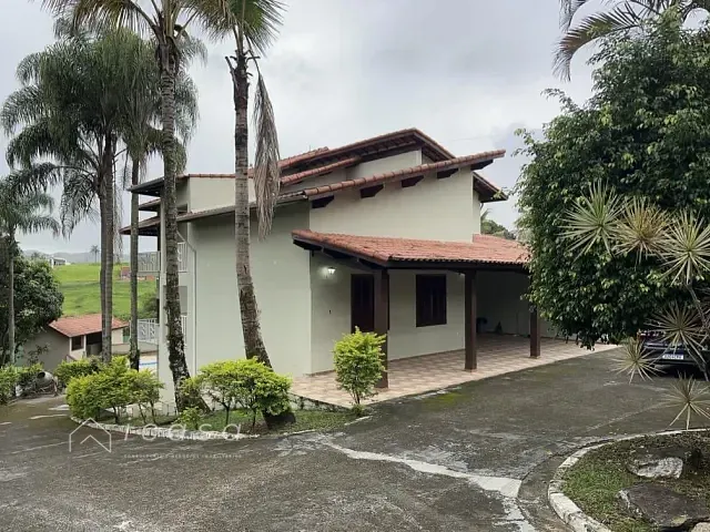 Casa com 2400m² 4 quartos e 2 banheiros, à venda, no bairro Lavrinhas em Lavrinhas