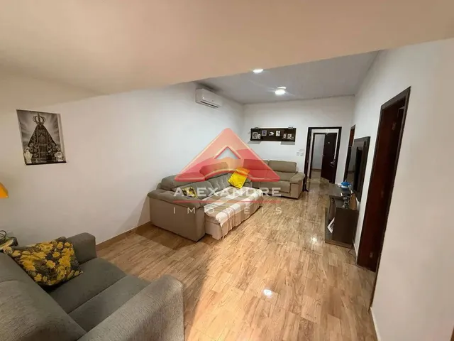 Casa com 10m² 5 quartos e 3 banheiros, à venda, no bairro Vila São Pedro em São José Dos Campos