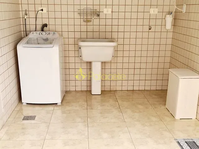 Casa com 300m² 3 quartos e 3 banheiros, à venda, no bairro Residencial Santa Helena em Caçapava