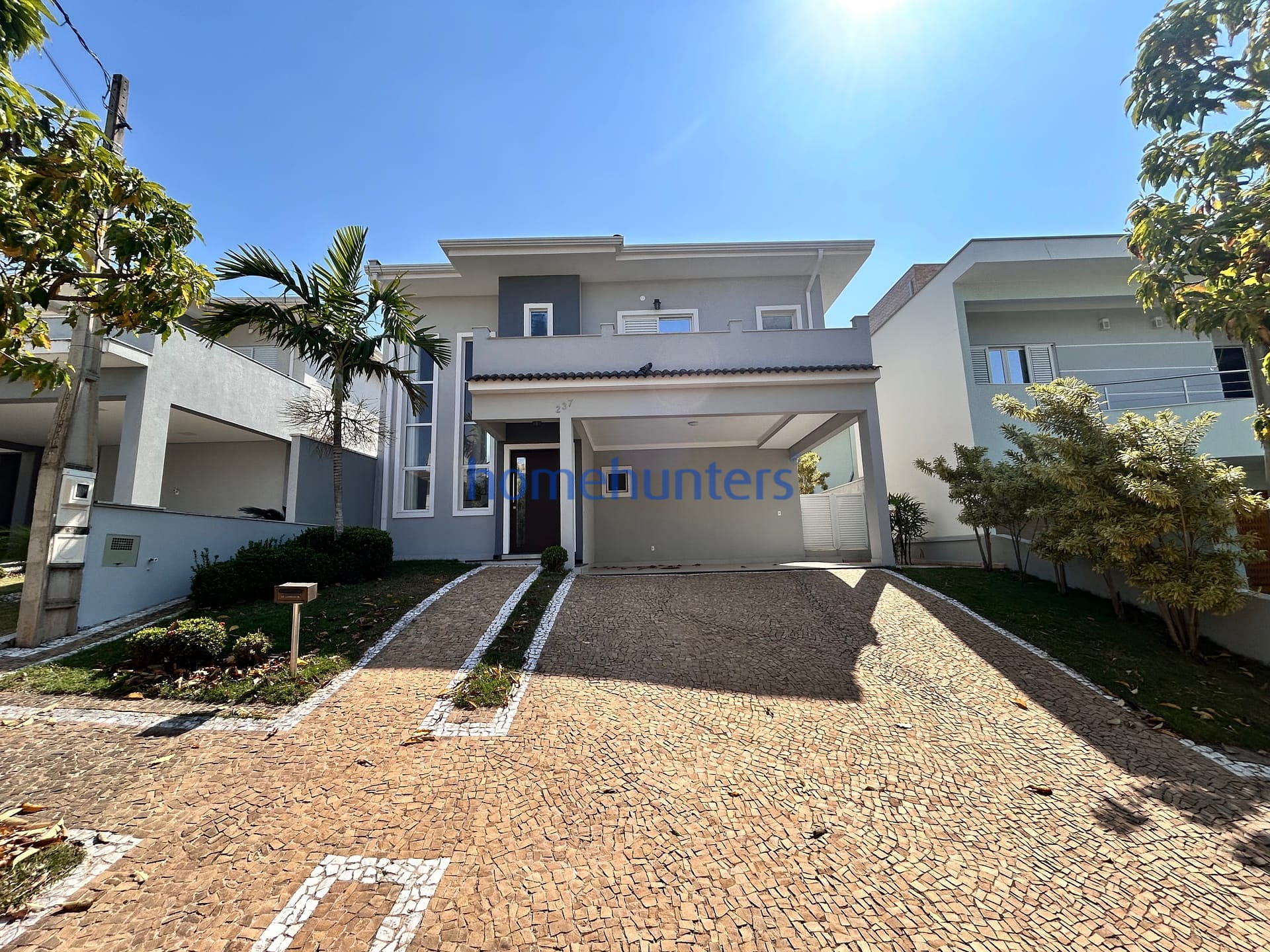 Casa para alugar com 4 quartos, 244m² - Foto 1