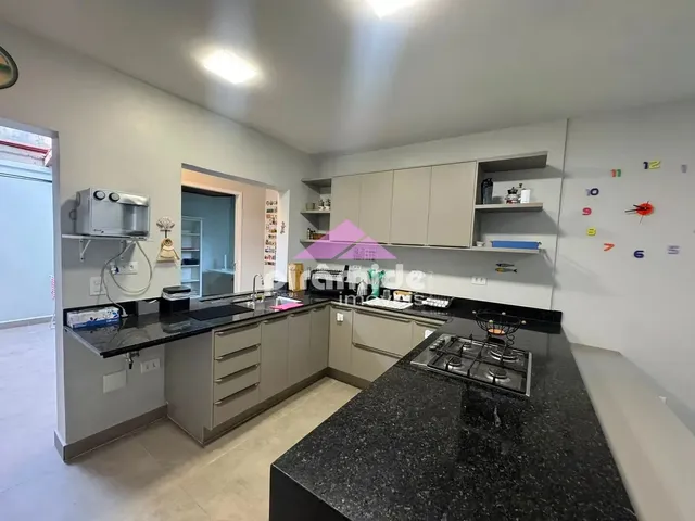Casa com 10m² 4 quartos e 3 banheiros, à venda ou para alugar, no bairro Massaguaçu em Caraguatatuba