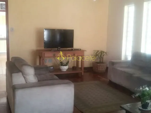 Casa com 445m² 4 quartos e 2 banheiros, à venda, no bairro Centro em Pindamonhangaba
