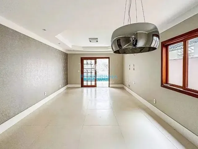Casa com 250m² 3 quartos e 3 banheiros, à venda ou para alugar, no bairro Urbanova em São José Dos Campos