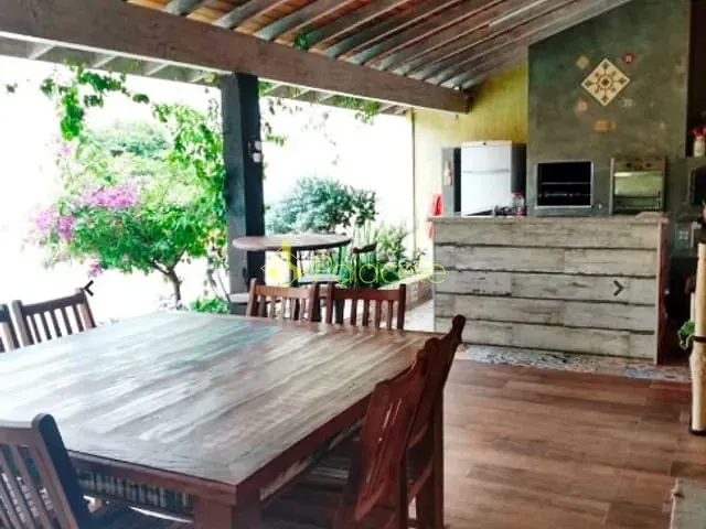 Casa com 300m² 4 quartos e 5 banheiros, à venda, no bairro São Benedito em Pindamonhangaba
