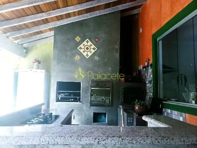 Casa com 300m² 4 quartos e 5 banheiros, à venda, no bairro São Benedito em Pindamonhangaba