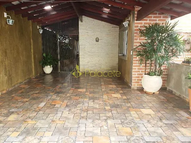 Casa com 300m² 4 quartos e 5 banheiros, à venda, no bairro São Benedito em Pindamonhangaba