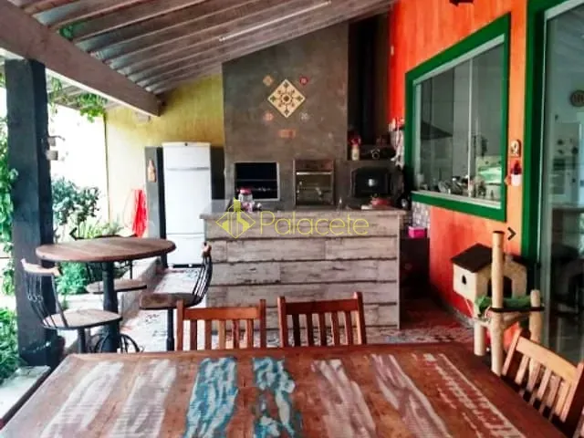 Casa com 300m² 4 quartos e 5 banheiros, à venda, no bairro São Benedito em Pindamonhangaba