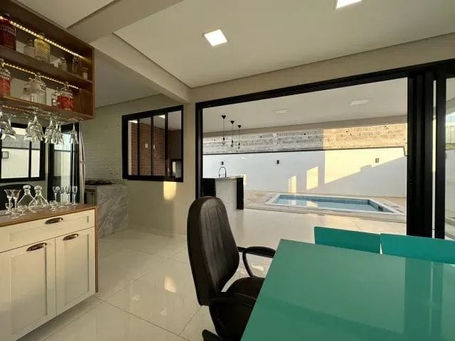 Casa com 307m² 4 quartos e 4 banheiros, à venda, no bairro Jardim Marlene Miranda em Taubaté